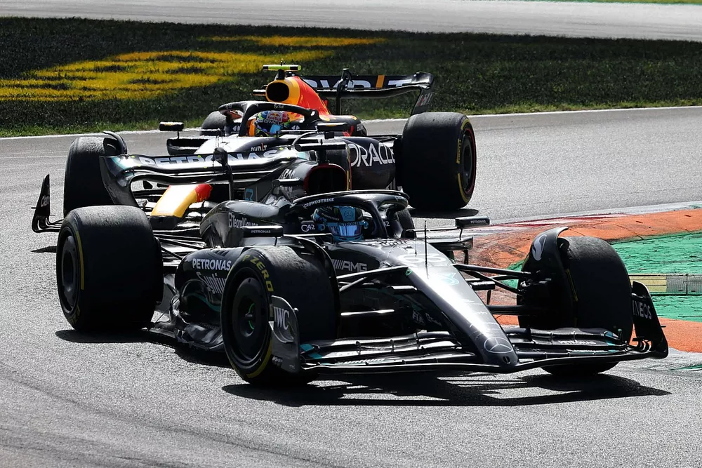 George Russell, Mercedes F1 W14, Sergio P&eacute;rez, Red Bull Racing RB19