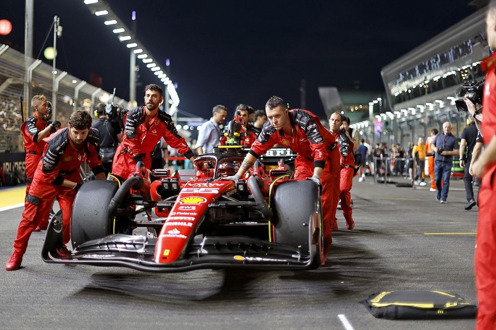 Los mecánicos llevan a la parrilla al hombre de la pole, Carlos Sainz, con el Ferrari SF-23