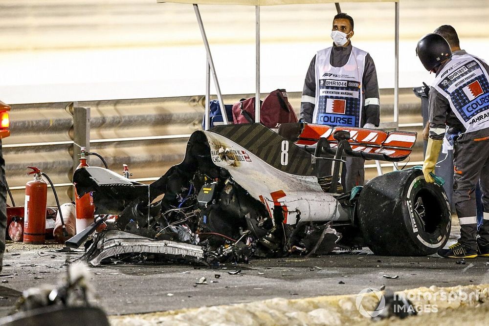 Marshals deal with the remains of the car of Romain Grosjean, Haas VF-20