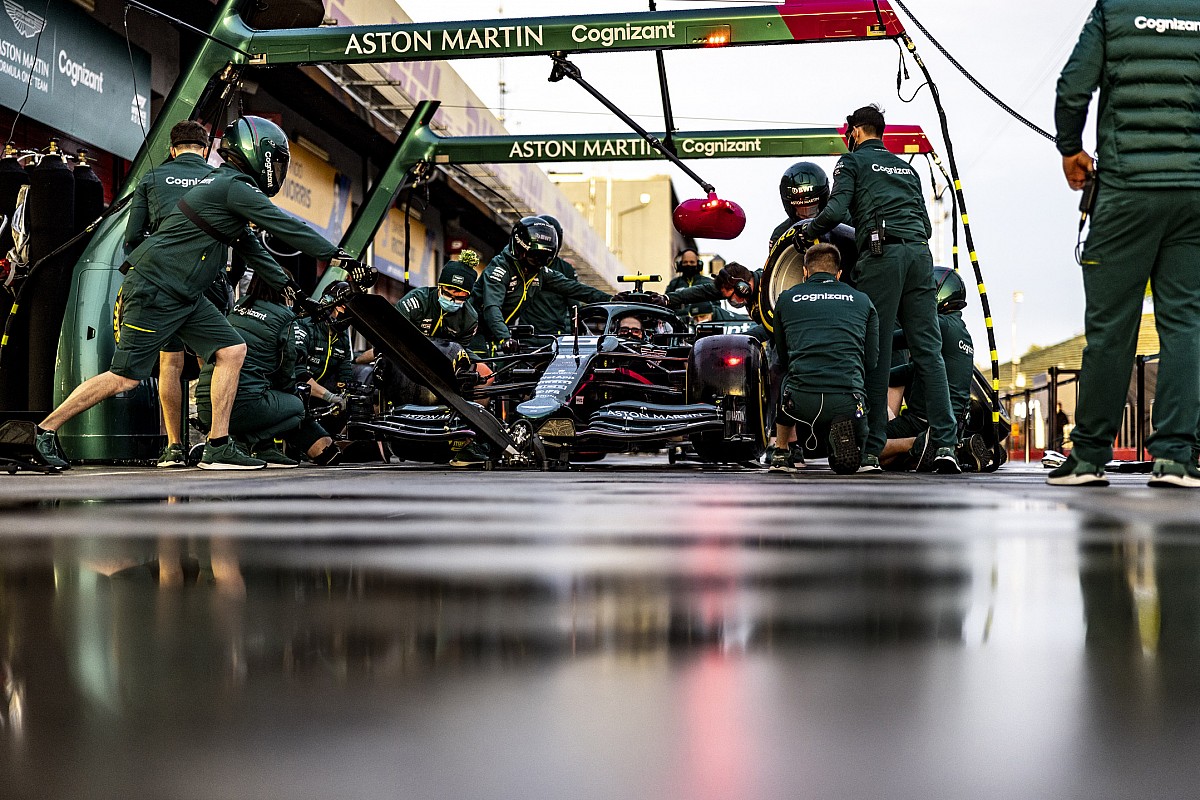 Босс Aston Martin решил: его машина потеряла в скорости из-за FIA. Теперь хочет переговоров и готов даже судиться