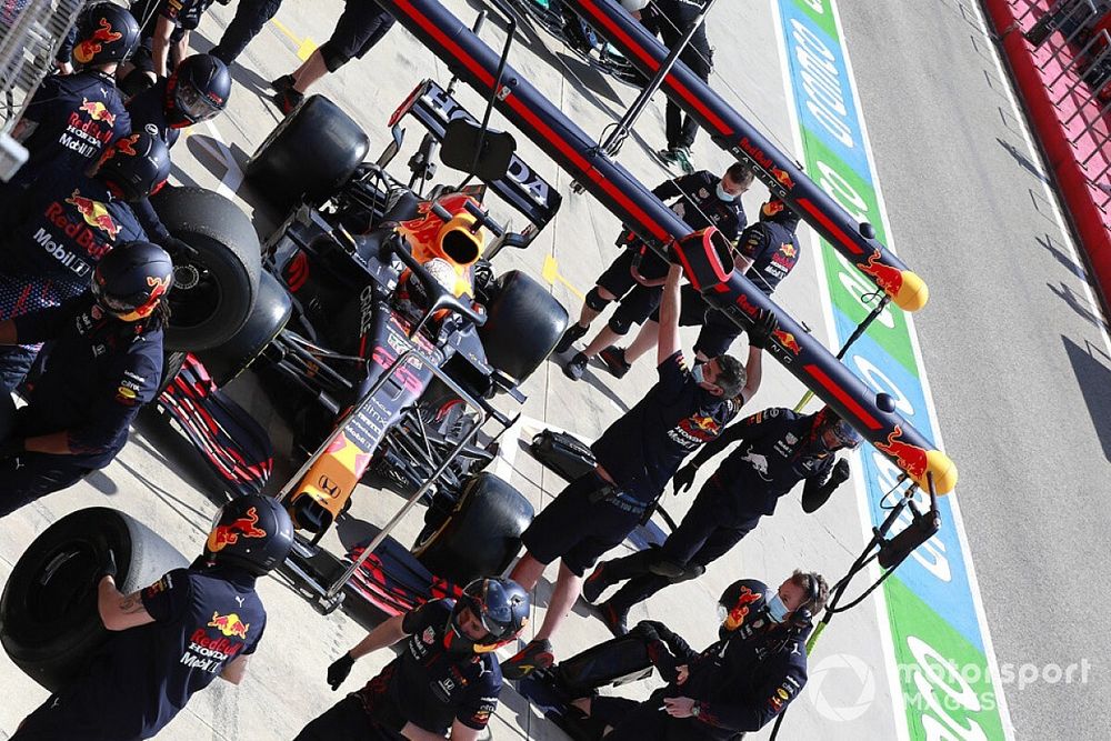 Max Verstappen, Red Bull Racing RB16B, in the pits