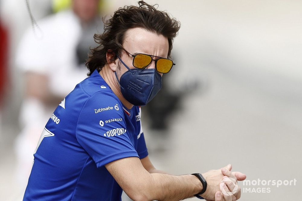 Alonso a balesete ellenére sem hagy fel a kerékpározással