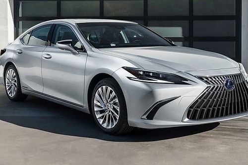 Friss&iacute;tette a Lexus az ES-t, 32 &eacute;vesen is mutat&oacute;s