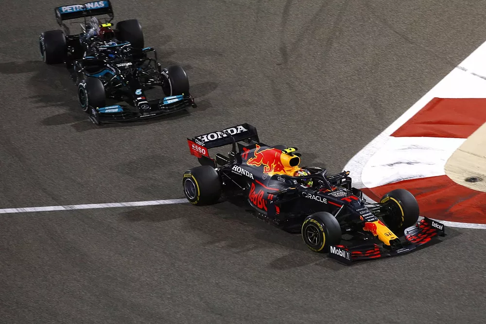 Sergio Perez, Red Bull Racing RB16B, Valtteri Bottas, Mercedes W12