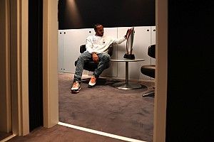 Hamilton stelt voorwaarde nieuw contract: "Meer tijd voor mezelf"