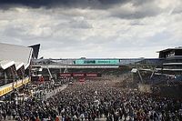 La F1 castigará a los fans que roben carteles y banderas de los circuitos