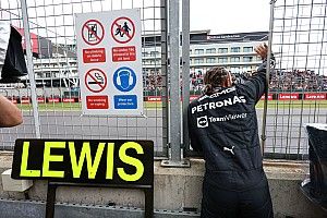Hamilton critica a sus fans por abuchear a Verstappen "sin necesidad"