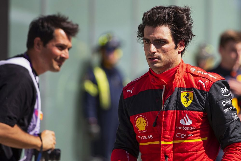 Carlos Sainz, Ferrari, deuxième, dans le parc fermé