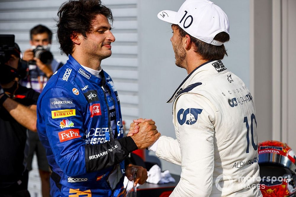 Carlos Sainz Jr., McLaren e il vincitore della gara Pierre Gasly, AlphaTauri festeggiano a Parc Ferme 