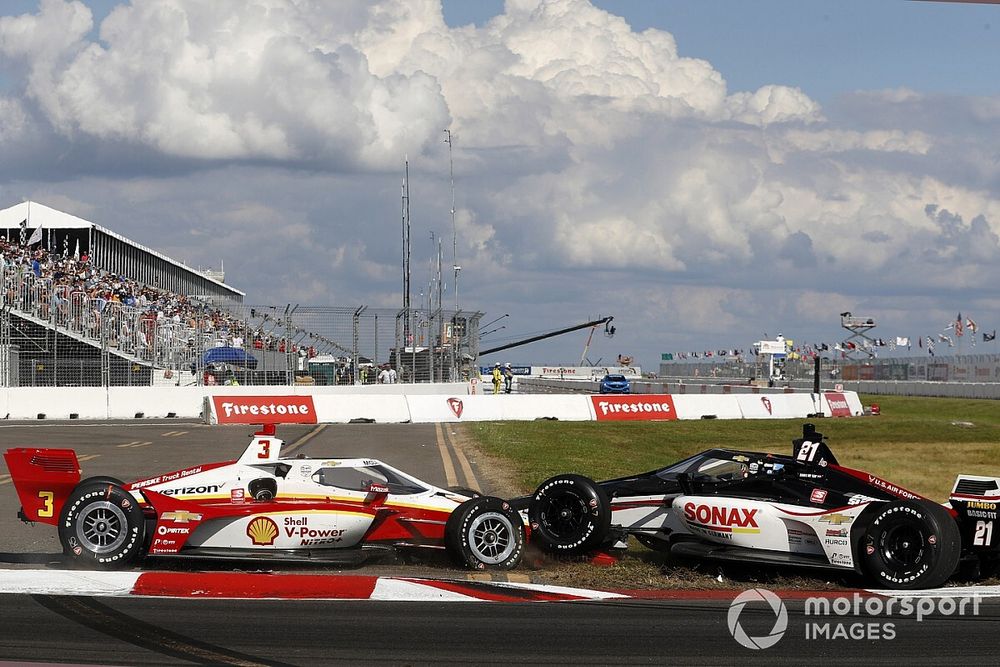 Scott McLaughlin, Team Penske Chevrolet, Rinus VeeKay, Ed Carpenter Racing Chevrolet crash in turn one