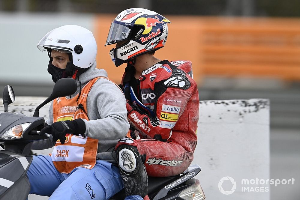 Dovizioso pierde el liderato al caer en la segunda curva