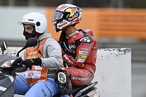 Dovizioso pierde el liderato al caer en la segunda curva