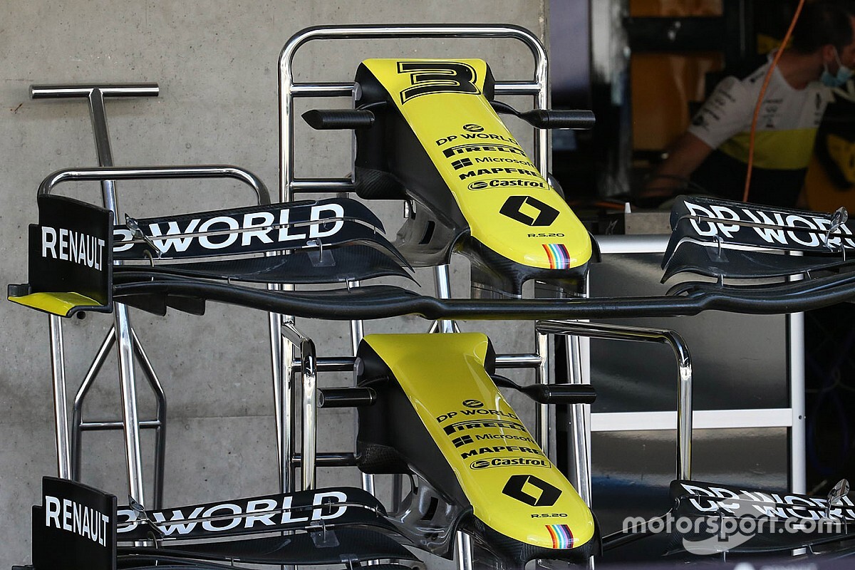 Renault: un muso con due cape e flap dell'ala diversi