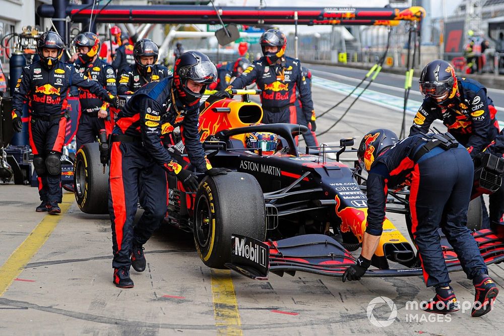 Alex Albon, Red Bull Racing RB16, is retired from the race