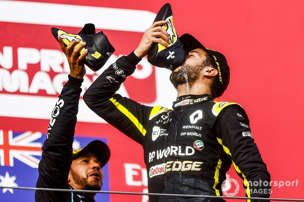 Il vincitore della gara Lewis Hamilton, Mercedes-AMG F1 e Daniel Ricciardo, Renault F1 festeggiano sul podio con uno shoey