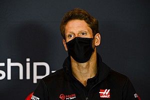 Romain Grosjean en discussion avec des équipes d'IndyCar
