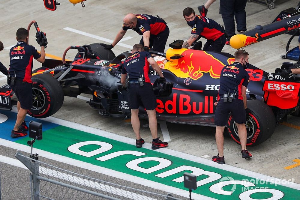 Red Bull хитро продырявила переднее крыло болида