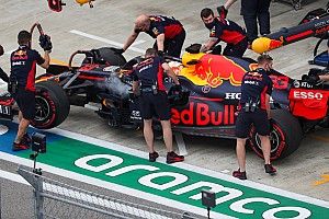 Red Bull хитро продырявила переднее крыло болида