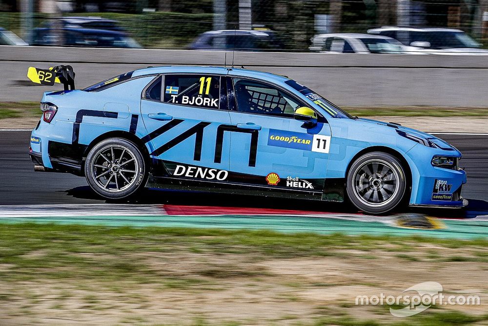 Honda и Lynk & Co поделили победы на первом этапе WTCR