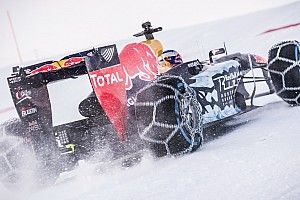 Retro: Max Verstappen verzorgt F1-demo in de Oostenrijkse sneeuw