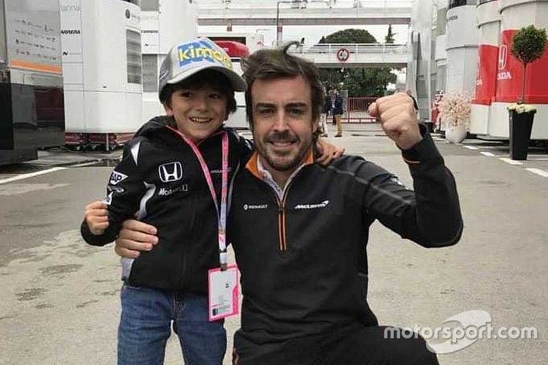 Fernando Alonso con el ni&ntilde;o al que invit&oacute; al paddock