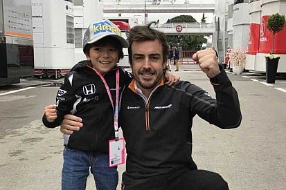 Alonso cumple el sueño de uno de sus fans más pequeños