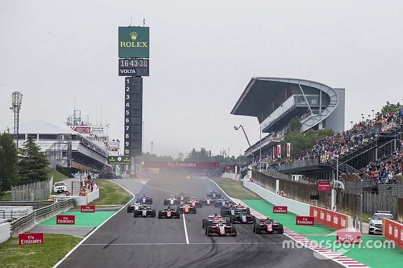 Nyck De Vries, PREMA Racing, devant George Russell, ART Grand Prix, et le reste du peloton au départ de la course