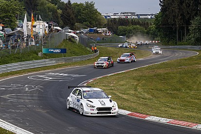Thed Björk se lleva la tercera carrera del WTCR en el Nordschleife