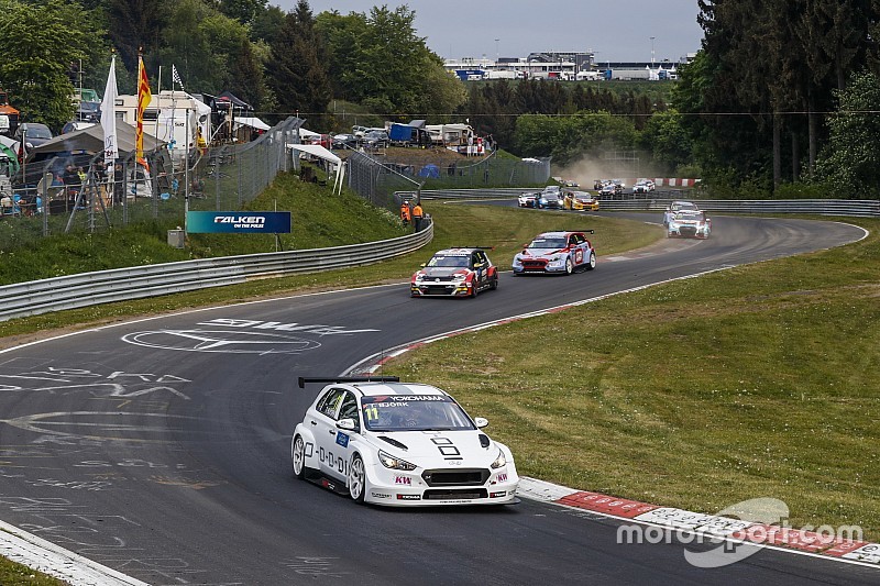 Thed Björk se lleva la tercera carrera del WTCR en el Nordschleife