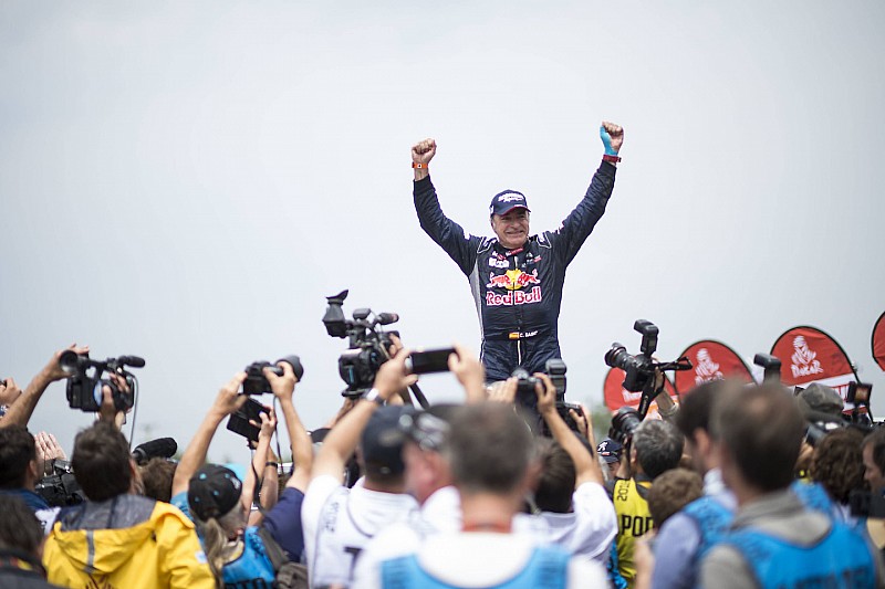 Sainz reina de nuevo en el Dakar ocho años después