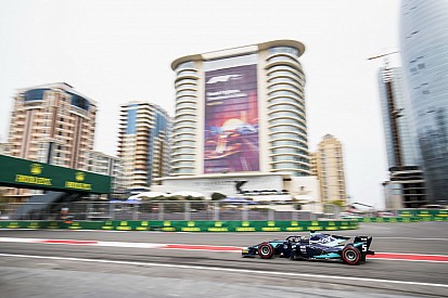 Alexander Albon si impone nella folle Feature Race di Baku