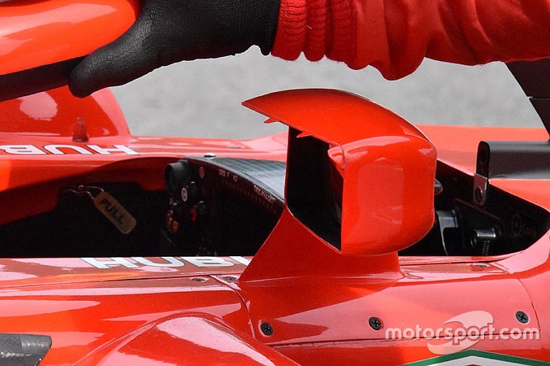 Három tejfog jelent meg a Ferrari visszapillantóján
