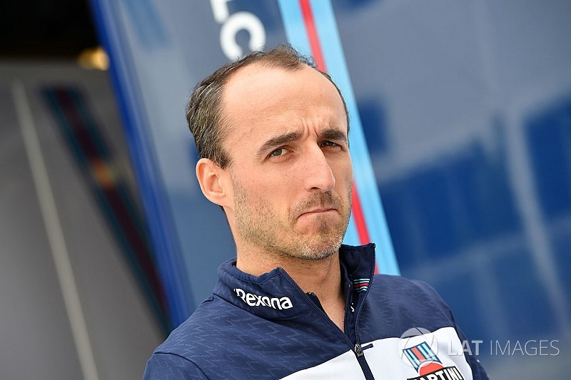 Kubica Barcelonában kétszer is autóba ül
