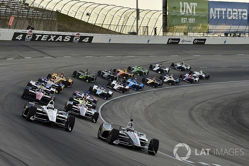 Start: Josef Newgarden, Team Penske Chevrolet, Simon Pagenaud, Team Penske Chevrolet lead