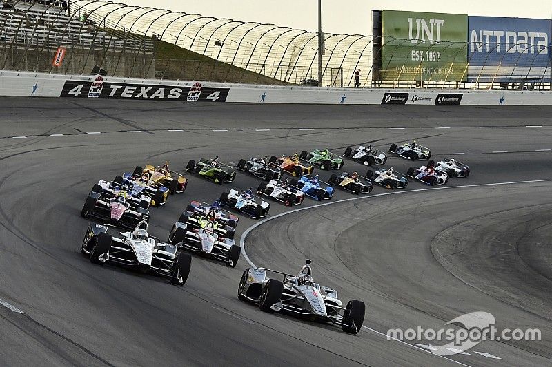 Start: Josef Newgarden, Team Penske Chevrolet, Simon Pagenaud, Team Penske Chevrolet lead