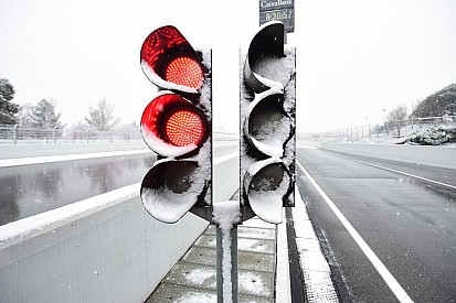 La nieve demoró el inicio de la actividad en Barcelona