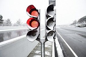 La nieve demoró el inicio de la actividad en Barcelona