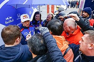 Máris szanaszét szakadt Gasly overállja a Halo miatt