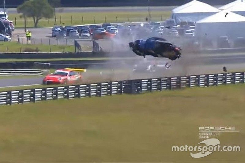 Разбитые Porsche и коровы на ралли: лучшее гоночное видео уик-энда