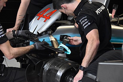 Mercedes: diverso punto di attacco del triangolo superiore della sospensione
