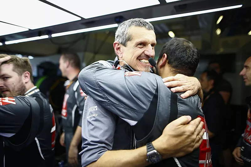 Haas-teamleden, onder wie Guenther Steiner, teambaas, Haas F1, vieren hun resultaat