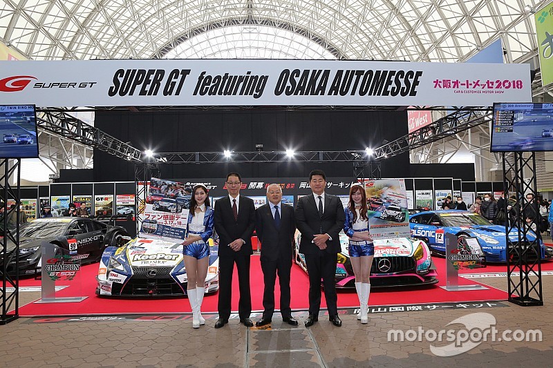 大阪オートメッセが開幕。スーパーGTのマシン4台が来場者を出迎え