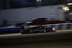 24 Ore di Daytona, 16° ora: Barbosa continua in testa. Disfatta Penske