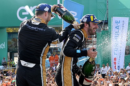 A két csapattárs vívott parázs csatát a győzelemért a Formula E chilei futamán