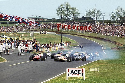 Toujours pilote à 76 ans, après avoir affronté McLaren et Clark !