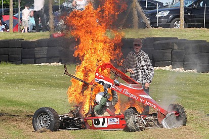 Dramma sfiorato a Cadwell Park: Rowe salvato dal rogo della sua vettura