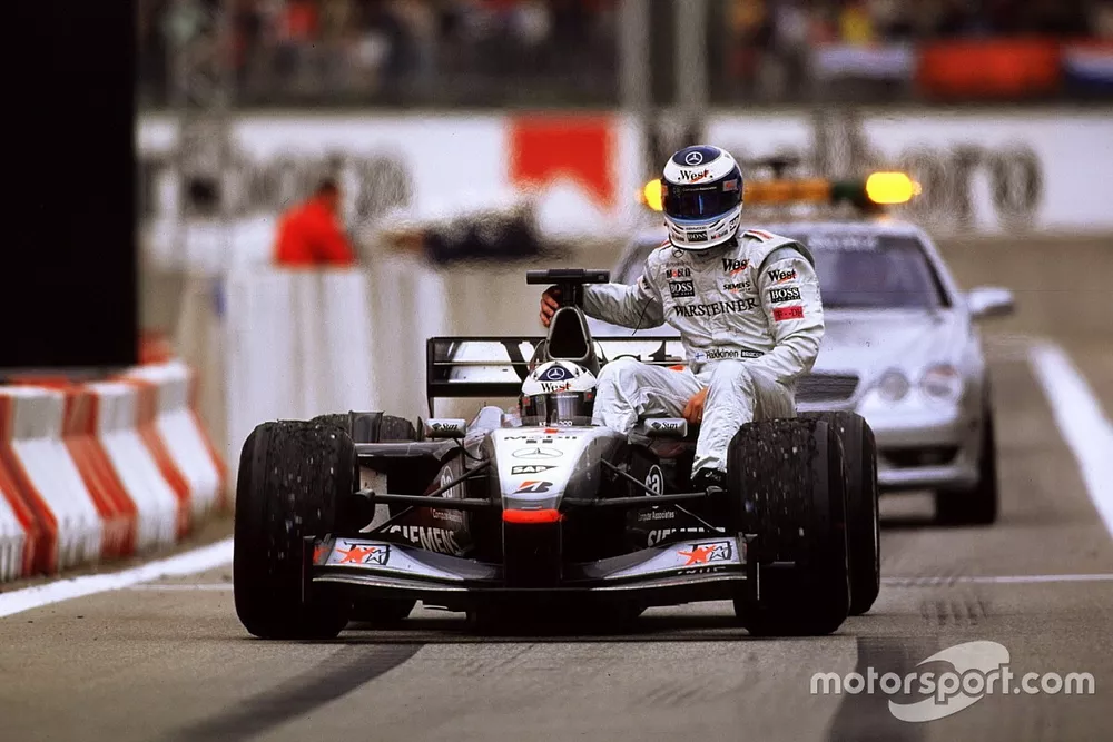 Mika Hakkinen, McLaren est ramen&eacute; par David Coulthard, McLaren
