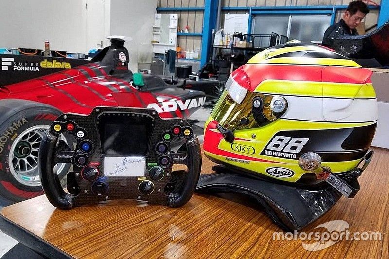 GALERI: Seat fitting mobil Super Formula Rio Haryanto