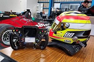 GALERI: Seat fitting mobil Super Formula Rio Haryanto