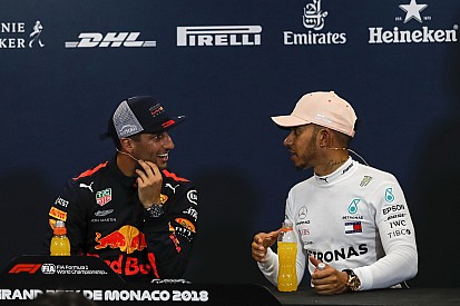Ricciardo nem, Hamilton figyeli a Ferrari-ügyet